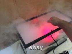 Fontaine de brume magique alpine éclairée par des LED changeant de couleur pour une vidéo d'Halloween.